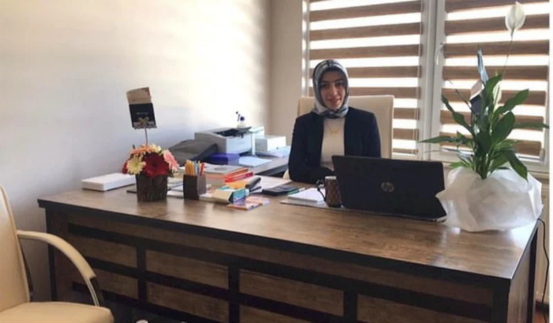 Dyt. Rabia Özsaygın ofiste danışmanlık